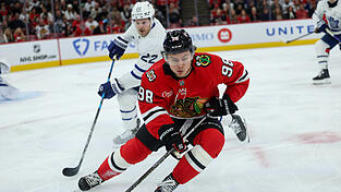 Connor Bedard (hier im roten Trikot der Chicago Blackhawks) gehört mit 20 Jahren bereits zu den Topstars in der nordamerikanischen Profiliga NHL. 2022 gastierte er mit dem kanadischen Nationalteam bei der U18-Weltmeisterschaft in Landshut. 2028 wird das Turnier erneut in der VR-Bank-Arena stattfinden. Connor Bedard (hier im roten Trikot der Chicago Blackhawks) gehört mit 20 Jahren bereits zu den Topstars in der nordamerikanischen Profiliga NHL. 2022 gastierte er mit dem kanadischen Nationalteam bei der U18-Weltmeisterschaft in Landshut. 2028 wird das Turnier erneut in der VR-Bank-Arena stattfinden.