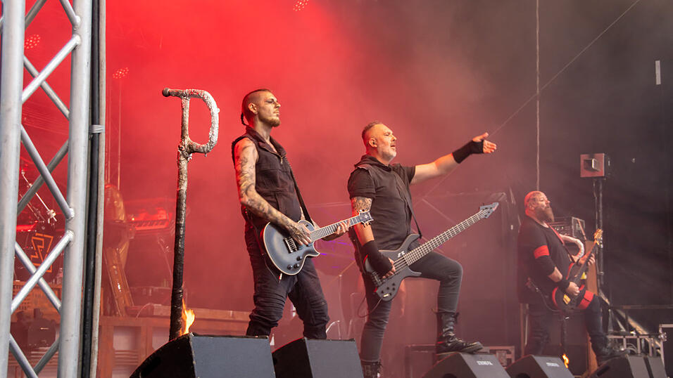 Die Rammstein-Coverband Stahlzeit begeisterte beim Campus Open Air Deggendorfer Fans. Die Rammstein-Coverband Stahlzeit begeisterte beim Campus Open Air Deggendorfer Fans.