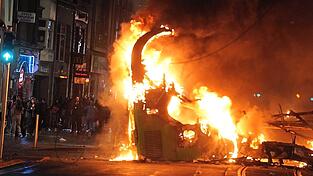 Nach einem Messerangriff in der irischen Hauptstadt ist es am Donnerstagbend in der Nähe des Tatorts zu schweren Ausschreitungen gekommen. Dabei wurde auch ein Bus in Brand gesteckt.