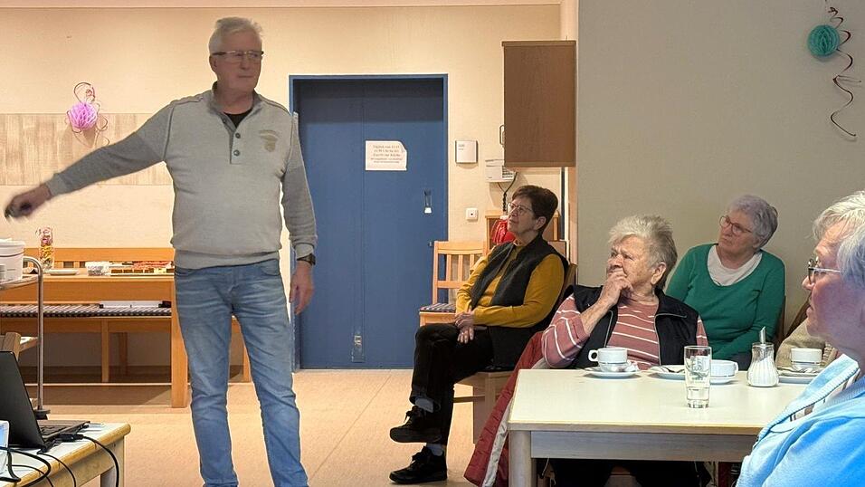 Wusste viel &uuml;ber Land und Leute in Kenia zu erz&auml;hlen: Edwin Schedlbauer, dem nicht nur die Senioren vom Club der 'Herbstzeitlosen' aufmerksam zuh&ouml;rten, sondern auch Annemarie Schw&uuml;rzinger (l.), die Seniorenbeauftragte der Stadt Viechtach.