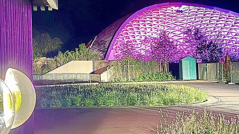 Drachenh&ouml;hle und beleuchtete Park-Arena in der Nacht.