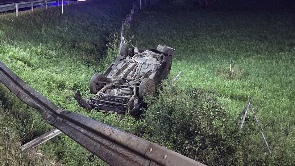 Der Fahrer hatte Glück: Er blieb unverletzt. Der Fahrer hatte Glück: Er blieb unverletzt.