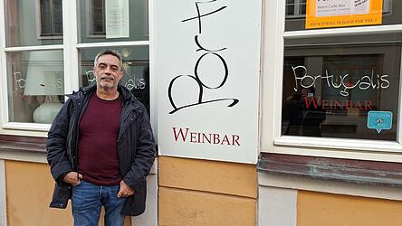 Adriano Santos vor seinem &bdquo;Portucalis&ldquo;. Am Samstag, 20. Dezember, ist der letzte &Ouml;ffnungstag.