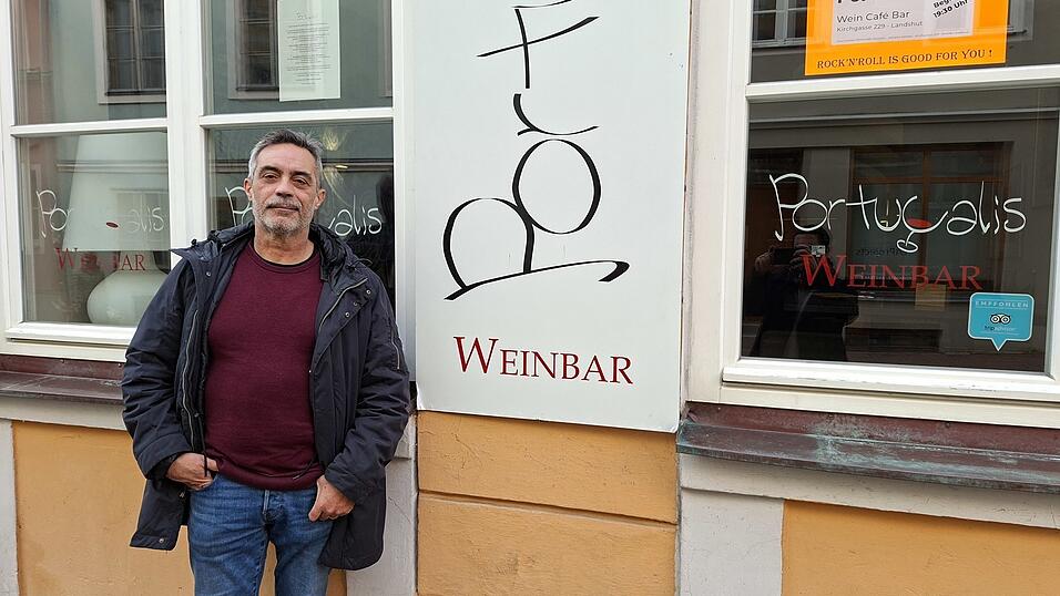 Adriano Santos vor seinem &bdquo;Portucalis&ldquo;. Am Samstag, 20. Dezember, ist der letzte &Ouml;ffnungstag.