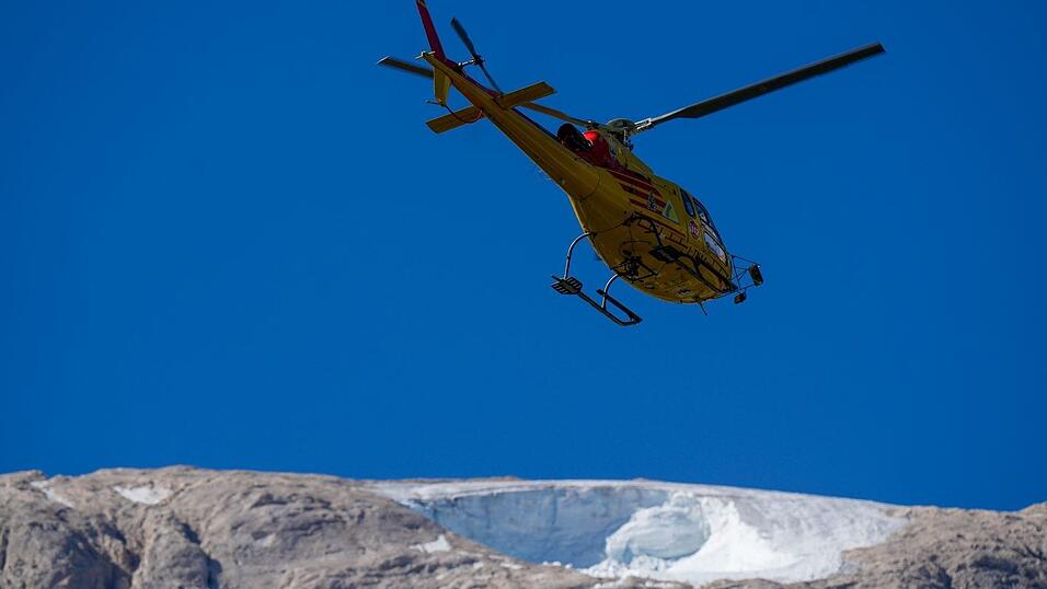 In Italien liegt in den Alpen noch nicht viel Schnee - jetzt wurde Schnee mit einem Hubschrauber eingeflogen. (Archivbild) In Italien liegt in den Alpen noch nicht viel Schnee - jetzt wurde Schnee mit einem Hubschrauber eingeflogen. (Archivbild)