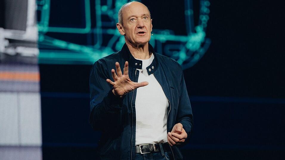 Siemens-CEO Roland Busch er&ouml;ffnet mit seiner Keynote-Ansprache die Technikmesse CES 2026 und k&uuml;ndigt mehrere Initiativen zum KI-Einsatz in der Industrie an.