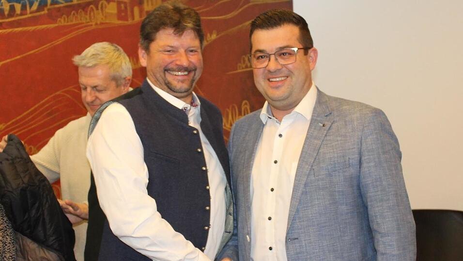 Fair sch&uuml;ttelten sich Wolfgang Stoiber und Andreas Kroner die H&auml;nde, als das Endergebnis feststand.