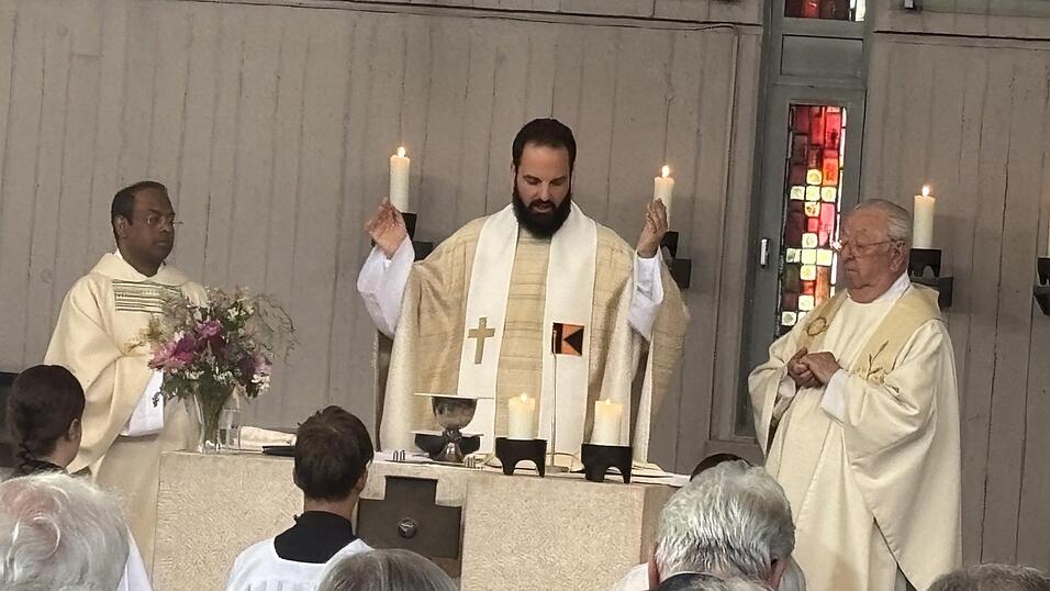 Präses Merlu, Diözesanpräses Wild und Altpfarrer Thomys am Altar Präses Merlu, Diözesanpräses Wild und Altpfarrer Thomys am Altar