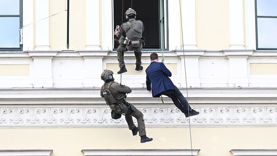 Innenstaatssekretär Sandro Kirchner lässt sich aus dem Fenster des Ministeriums abseilen. Innenstaatssekretär Sandro Kirchner lässt sich aus dem Fenster des Ministeriums abseilen.