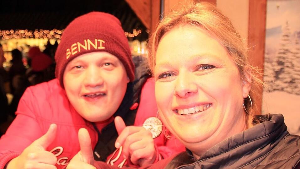 Der idyllische Christkindlmarkt in der Freyung in Landshut zählt zu den schönsten Christkindlmärkten Bayerns. Bei eisigen Temperaturen ist dort insbesondere die Glühwein-Alm natürlich heiß begehrt. Der idyllische Christkindlmarkt in der Freyung in Landshut zählt zu den schönsten Christkindlmärkten Bayerns. Bei eisigen Temperaturen ist dort insbesondere die Glühwein-Alm natürlich heiß begehrt.