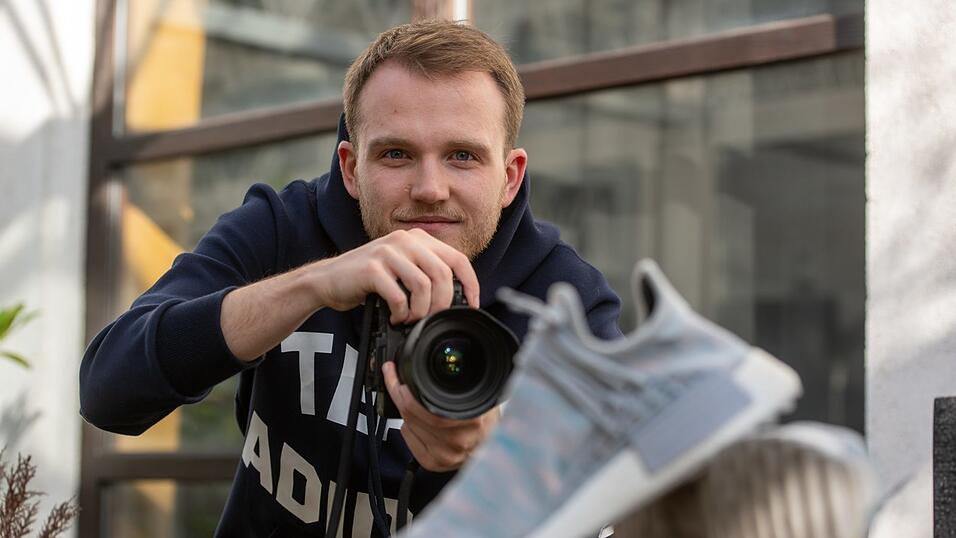 Tobi bei der Arbeit mit dem Fotoapparat.