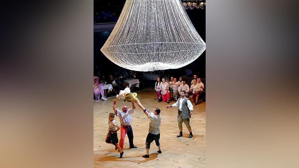 Der Künstlerball bot ein großes Showprogramm. Der Künstlerball bot ein großes Showprogramm.