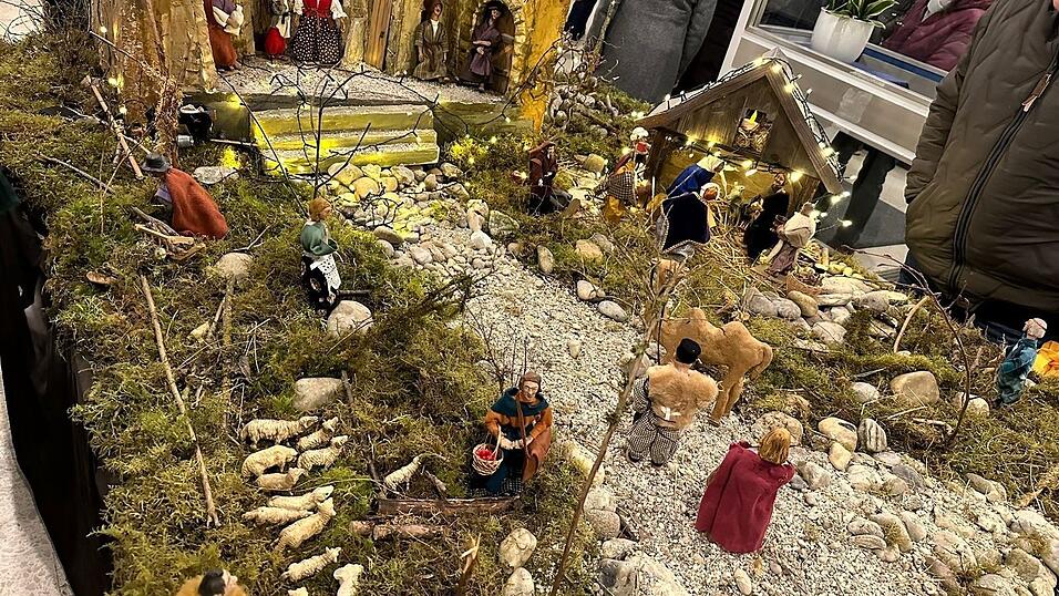 In der Aula der Dominik-Brunner-Mittelschule konnten die Besucher die große Krippe aus der Nähe bestaunen. In der Aula der Dominik-Brunner-Mittelschule konnten die Besucher die große Krippe aus der Nähe bestaunen.