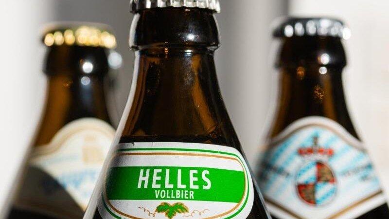 Verschiedene Helle Biere aus Bayern stehen auf einem Tisch. (Archivbild) Verschiedene Helle Biere aus Bayern stehen auf einem Tisch. (Archivbild)