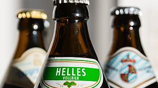 Verschiedene Helle Biere aus Bayern stehen auf einem Tisch. (Archivbild) Verschiedene Helle Biere aus Bayern stehen auf einem Tisch. (Archivbild)
