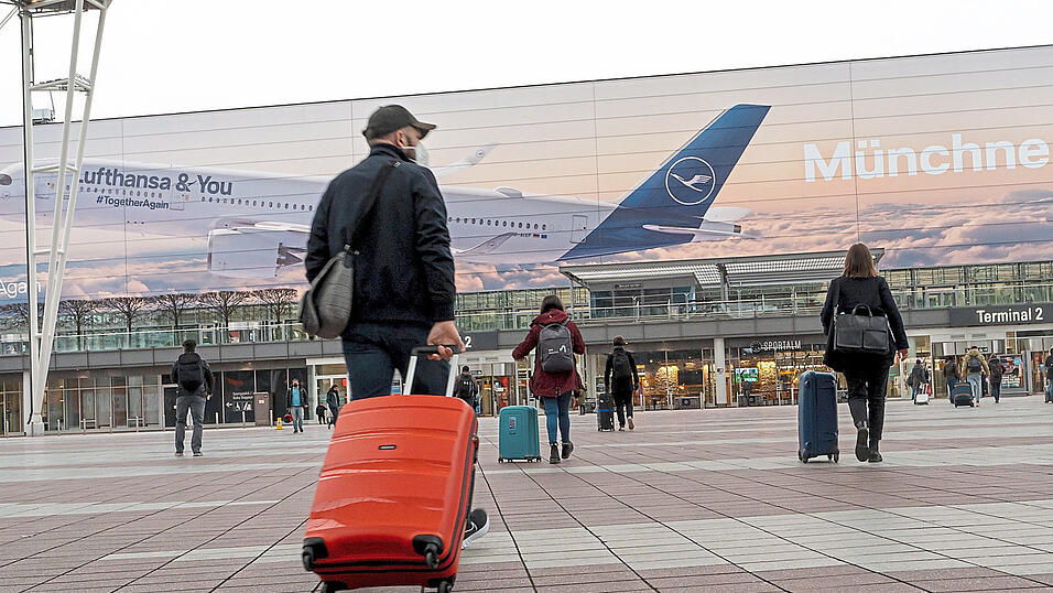 Flugpassagiere sollten mindestens zweieinhalb Stunden vor Abflug an ihrem Terminal sein. Flugpassagiere sollten mindestens zweieinhalb Stunden vor Abflug an ihrem Terminal sein.