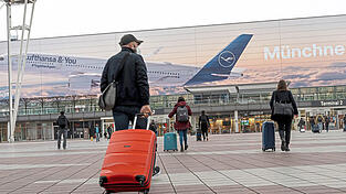 Flugpassagiere sollten mindestens zweieinhalb Stunden vor Abflug an ihrem Terminal sein. Flugpassagiere sollten mindestens zweieinhalb Stunden vor Abflug an ihrem Terminal sein.
