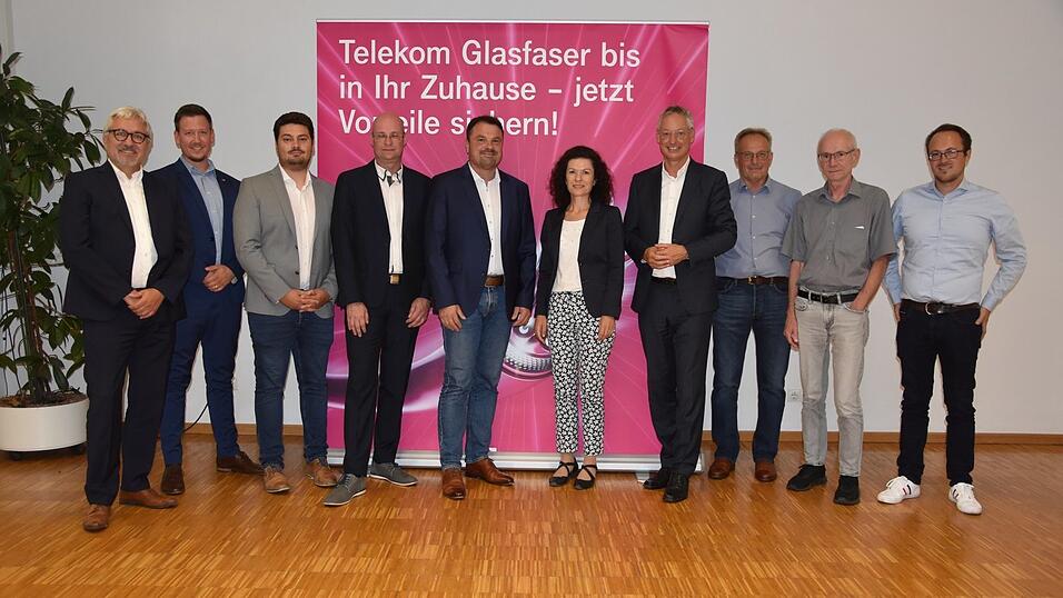 'Die Zukunft heißt Glasfaser', so Markus Peschl (ganz links), Ausbaukoordinator der Telekom-Niederlassung Regensburg. In einer gemeinsamen Pressekonferenz von Vertretern der Stadt Straubing, Stadtwerken und Telekom wurde die Ausbau-Initiative für 19.500 Glasfaser-Anschlüsse in Straubing vorgestellt. OB Markus Pannermayr (4.v.r.) sieht darin eine Stärkung des Wirtschaftsstandortes.