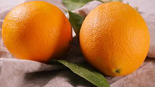 Orangen wurden gegen das Auto geworfen (Symbolfoto)