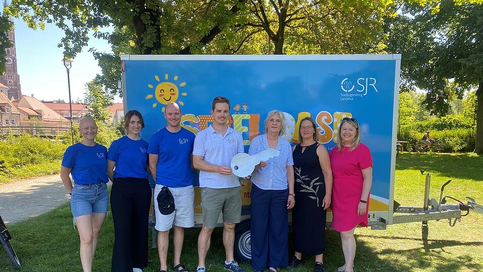 Bei der offiziellen Vorstellung der &bdquo;Spieloase&ldquo; auf der M&uuml;hleninsel (von links): Maria Fuchs (p&auml;dagogische Fachkraft beim Stadtjugendring), SJR-Gesch&auml;ftsf&uuml;hrerin Stephanie G&ouml;tz, stellvertretender SJR-Vorsitzender Florian Zierer, SJR-Vorsitzender Florian Lechner, Kinderschutzbund-Vorsitzende Irmengard Rottmann, Beir&auml;tin Monika Faltermeier (Kinderschutzbund) und Stadtr&auml;tin Kirstin Sauter (Verwaltungsbeir&auml;tin Jugend der Stadt Landshut).