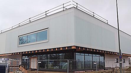 Die Sanierung der Vilstalhalle in Vilsbiburg schreitet voran. Zum Beginn des Schuljahres 2026/2027 soll der Sportbetrieb wieder möglich sein. Die Sanierung der Vilstalhalle in Vilsbiburg schreitet voran. Zum Beginn des Schuljahres 2026/2027 soll der Sportbetrieb wieder möglich sein.