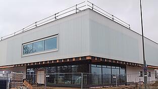 Die Sanierung der Vilstalhalle in Vilsbiburg schreitet voran. Zum Beginn des Schuljahres 2026/2027 soll der Sportbetrieb wieder möglich sein.