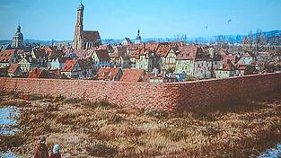 Ausgrabungen auf dem Areal der ehemaligen Aktien-Brauerei machen Rekonstruktionen mehrerer historischer Ausbaustufen der Stadt Vilsbiburg und ihrer Befestigungen m&ouml;glich, wie auf dieser Illustration der Kreisarch&auml;ologie.