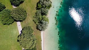 Die Einsatzkräfte verlegten eine Schlauchleitung vom Weiher bis zum Langwieder See. (Archivbild) Die Einsatzkräfte verlegten eine Schlauchleitung vom Weiher bis zum Langwieder See. (Archivbild)