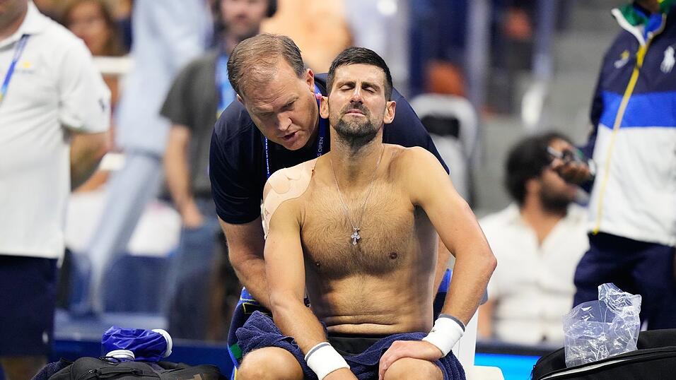 Im fünften Satz wird Novak Djokovic am Rücken behandelt. Im fünften Satz wird Novak Djokovic am Rücken behandelt.