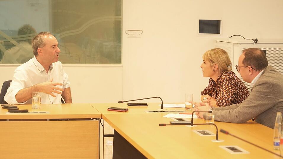 Das Interview mit dem bayerischen Wirtschaftsminister und stellvertretenden Ministerpr&auml;sidenten f&uuml;hren die Redakteure Natalie Kettinger und Markus Lohm&uuml;ller in M&uuml;nchen in einem Sitzungsraum des Landtags.