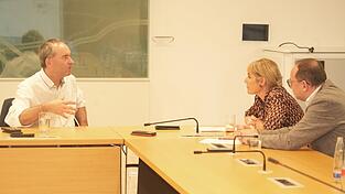 Das Interview mit dem bayerischen Wirtschaftsminister und stellvertretenden Ministerpr&auml;sidenten f&uuml;hren die Redakteure Natalie Kettinger und Markus Lohm&uuml;ller in M&uuml;nchen in einem Sitzungsraum des Landtags.