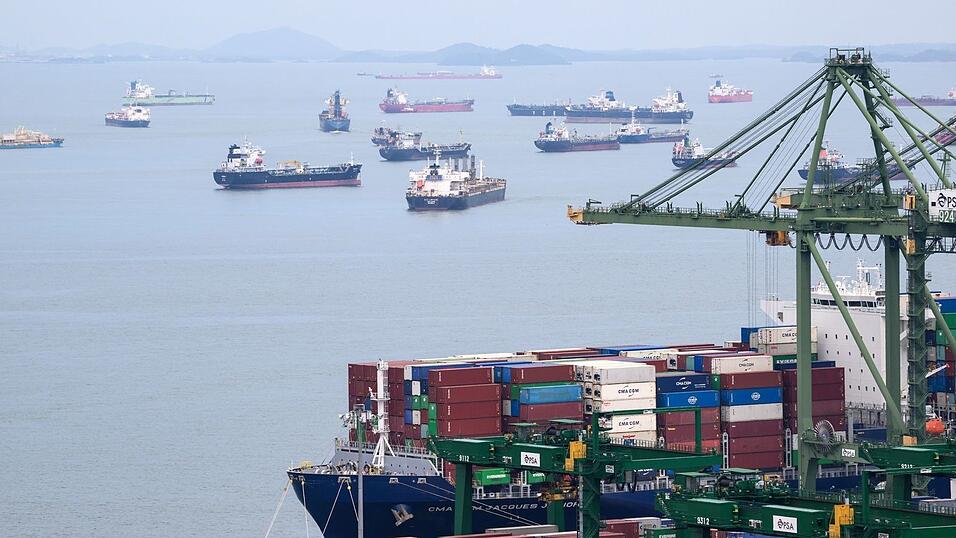 Der Hafen Singapur, der zu den weltgr&ouml;&szlig;ten z&auml;hlt, liegt an der Stra&szlig;e von Singapur.