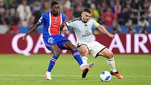 Nun Mendes von Paris Saint-Germain (links) und Aston-Villa-Profi John McGinn kämpfen um den Ball. Nun Mendes von Paris Saint-Germain (links) und Aston-Villa-Profi John McGinn kämpfen um den Ball.