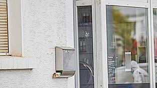 Mehrere Schüsse auf ein Gebäude beschäftigen die Polizei. Mehrere Schüsse auf ein Gebäude beschäftigen die Polizei.