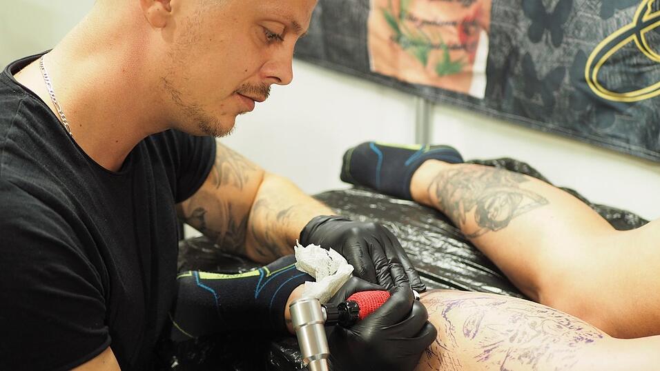 Rund 40 Aussteller und etwa 90 Tattoo-Künstler sind auf der Tattoo Convention in Straubing vertreten. Rund 40 Aussteller und etwa 90 Tattoo-Künstler sind auf der Tattoo Convention in Straubing vertreten.