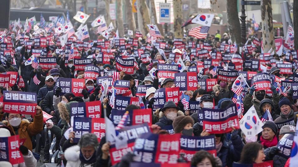 Anh&auml;nger Yoons demonstrierten in der N&auml;he des Verfassungsgerichts.