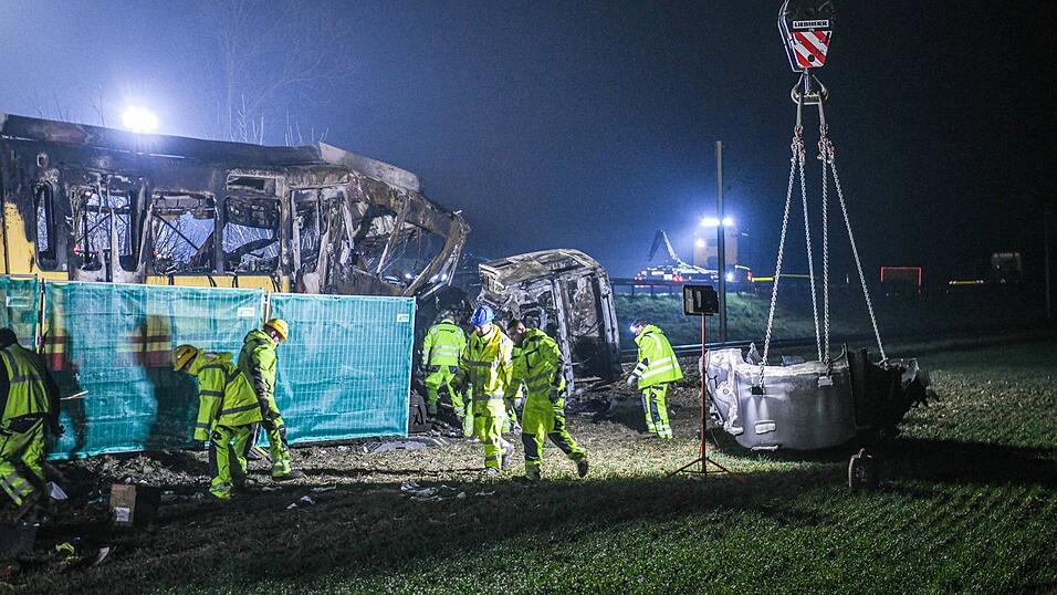 Sachverständige sollen helfen, den Unfallhergang an einem unbeschrankten Bahnübergang zu klären.