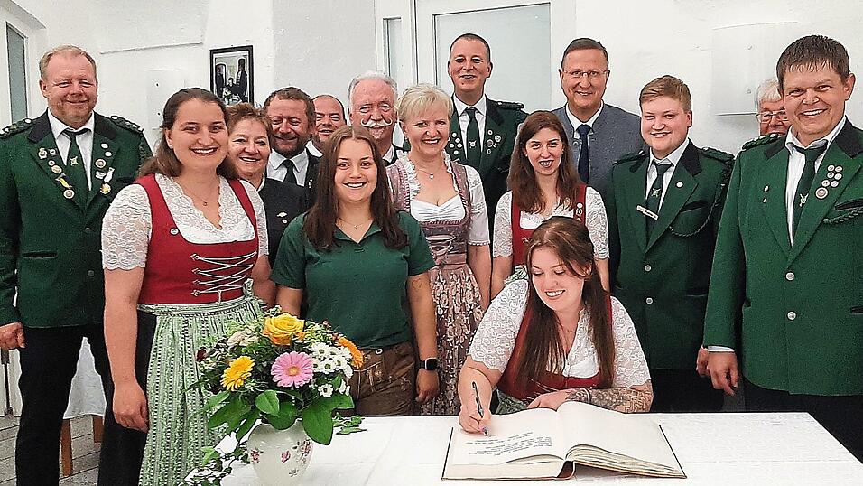 Bürgermeister Markus Müller lud die 1. Mannschaft und den Vorstand zur Eintragung ins Goldene Buch ein Bürgermeister Markus Müller lud die 1. Mannschaft und den Vorstand zur Eintragung ins Goldene Buch ein