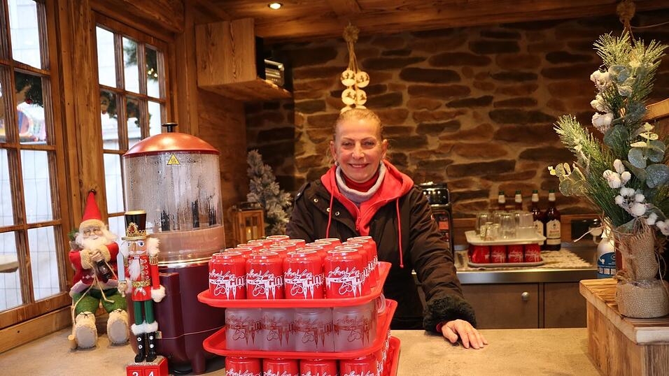 Am Stand von Susanne Eichel, „Susi´s Glühherzl“, wird der neue Glühwein „Roter Teufel“ ausgeschenkt.