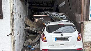 Nachdem eine 79-j&auml;hrige Fahrerin nach links von der Stra&szlig;e abgekommen war, durchbrach sie ein Scheunentor und kam dort zum Stehen.