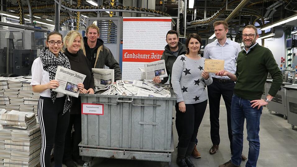 Stellvertretender technischer Leiter Michael Puchala (2.v.r.) und Vize-Redaktionsleiter Michael Faaß (r.) mit den Mitgliedern des Tierschutzvereins. Ein Kuvert mit einer Geldspende aus der Reaktion gab es obendrauf. Stellvertretender technischer Leiter Michael Puchala (2.v.r.) und Vize-Redaktionsleiter Michael Faaß (r.) mit den Mitgliedern des Tierschutzvereins. Ein Kuvert mit einer Geldspende aus der Reaktion gab es obendrauf.
