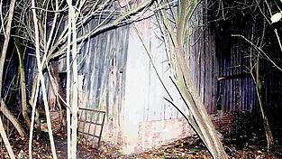 Die Scheune ist einsturzgefährdet. Die Scheune ist einsturzgefährdet.