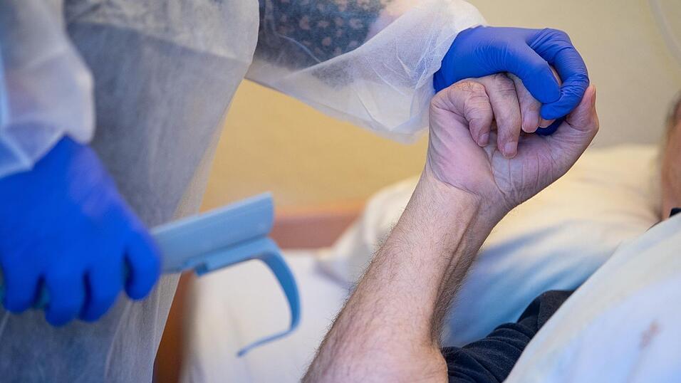 Zwei Beschäftigte einer Further Pflegeeinrichtung stehen im Verdacht, eine 93 Jahre alte Frau ermordet zu haben. Die Ermittlungen dazu laufen seit knapp drei Monaten. (Symbolbild) Zwei Beschäftigte einer Further Pflegeeinrichtung stehen im Verdacht, eine 93 Jahre alte Frau ermordet zu haben. Die Ermittlungen dazu laufen seit knapp drei Monaten. (Symbolbild)