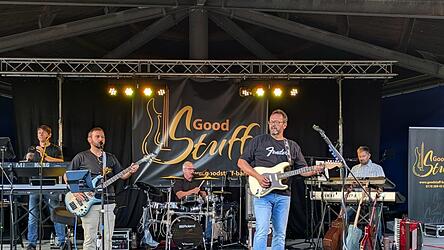 Die fünf Musiker von „Good Stuff“ begeisterten das Publikum bis spät in die Nacht hinein.
