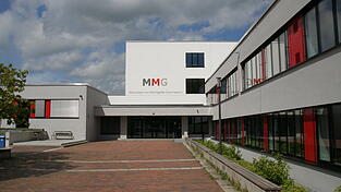 Endspurt auf dem Weg ins Schulhaus. Bis dahin sind Schüler manchmal lange unterwegs.