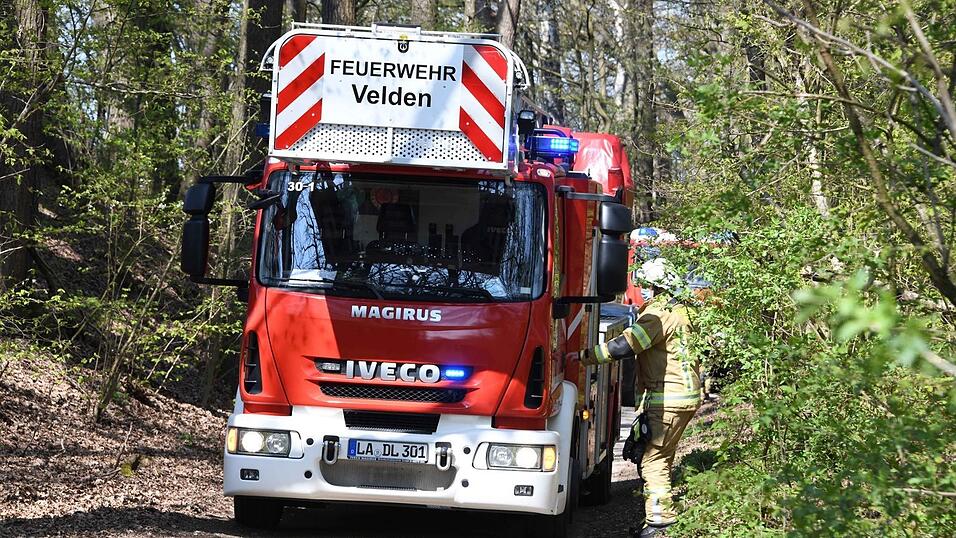 Um die Katze aus ihrer schwierigen Lage zu befreien, begaben sich zwei Feuerwehrleute im Korb an der Drehleiter in luftige Höhen. Um die Katze aus ihrer schwierigen Lage zu befreien, begaben sich zwei Feuerwehrleute im Korb an der Drehleiter in luftige Höhen.