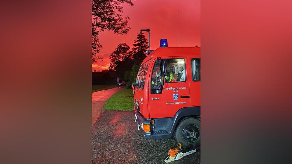 In Aich in der Gemeinde Bodenkirchen st&uuml;rzten B&auml;ume um, Keller wurden &uuml;berschwemmt.