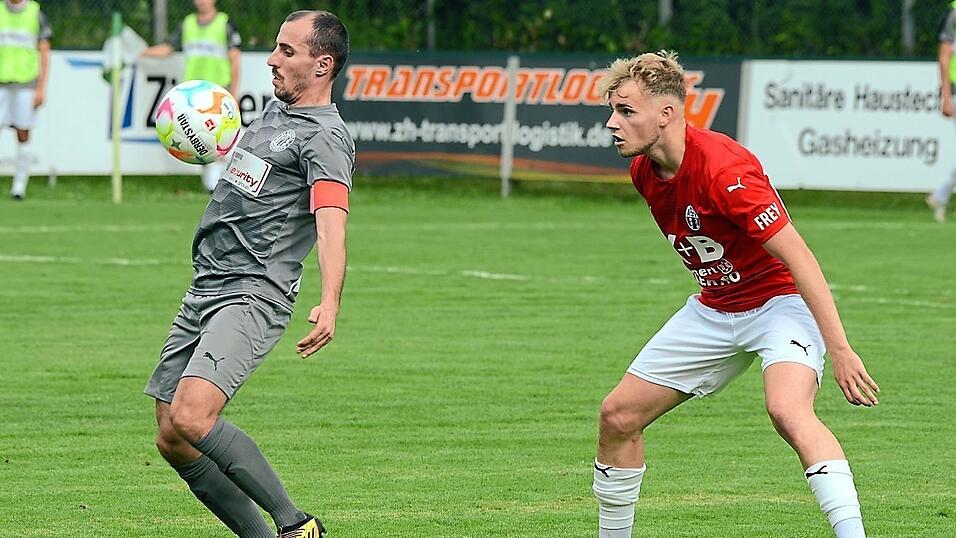 Im Duell Chams Felix Voigt (in Rot) gegen Arlind Morina von der Fortuna, dieses Duell wird es am Freitagabend erneut geben.