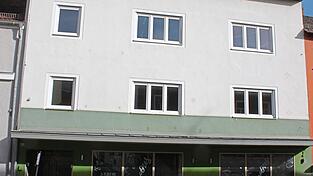 Der Umbau des ehemaligen Cafés Dietl für Studentenwohnungen ist bereits genehmigt. Trotzdem steht das Gebäude derzeit zum Verkauf. Der Umbau des ehemaligen Cafés Dietl für Studentenwohnungen ist bereits genehmigt. Trotzdem steht das Gebäude derzeit zum Verkauf.