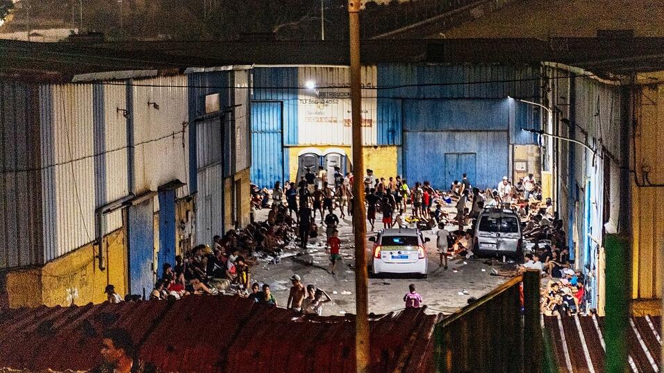 Junge Migranten übernachteten in Ceuta auf den Straßen. Junge Migranten übernachteten in Ceuta auf den Straßen.